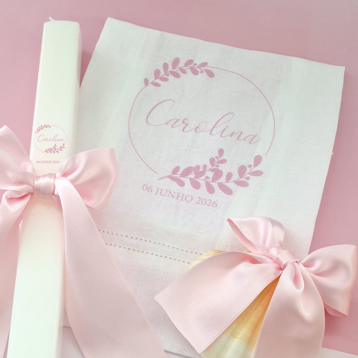 Conjunto Batizado Alegria Cetim | Vela · Toalha · Concha - Cutxi Cutxi - Presentes Personalizados