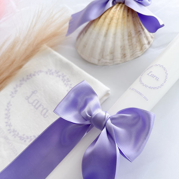 Conjunto Batizado Alegria Cetim | Vela · Toalha · Concha - Cutxi Cutxi - Presentes Personalizados