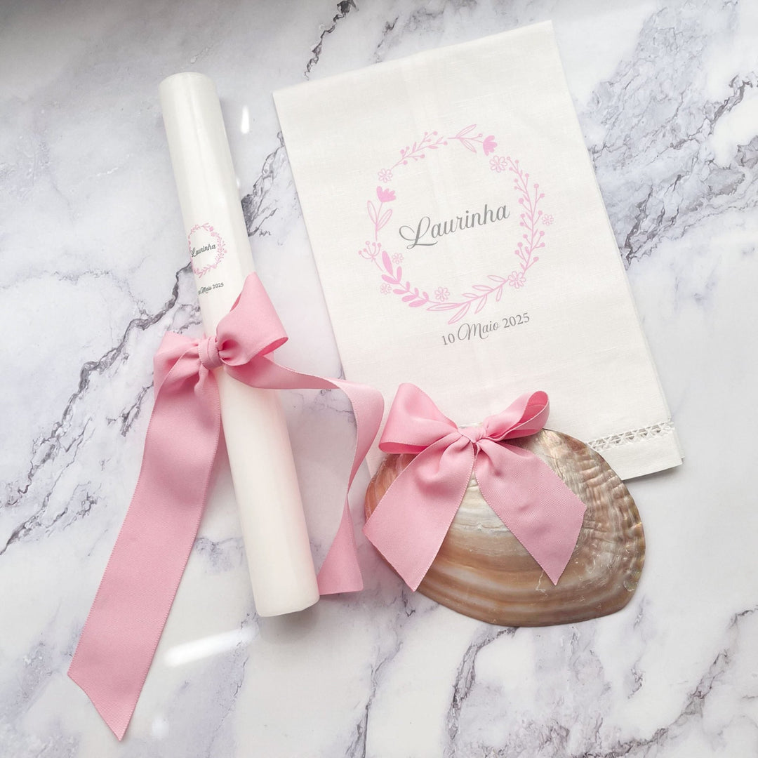 Conjunto Batizado Alegria Gorgurão | Vela · Toalha · Concha - Cutxi Cutxi - Presentes Personalizados