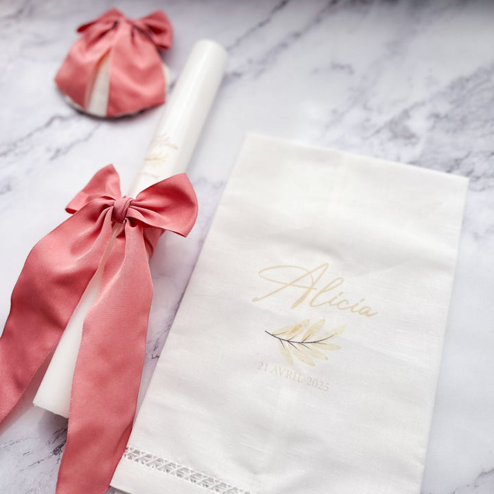 Conjunto Batizado Alegria Gorgurão | Vela · Toalha · Concha - Cutxi Cutxi - Presentes Personalizados