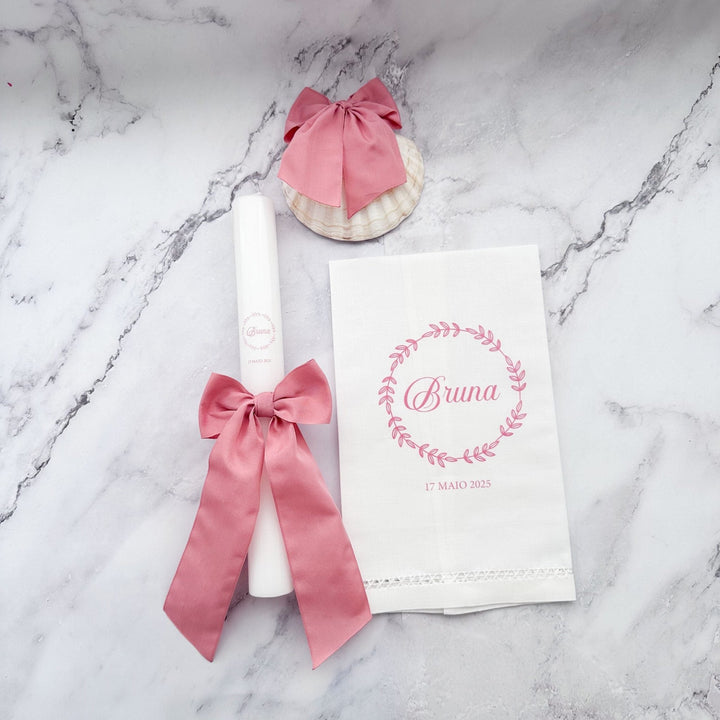 Conjunto Batizado Alegria Gorgurão | Vela · Toalha · Concha - Cutxi Cutxi - Presentes Personalizados