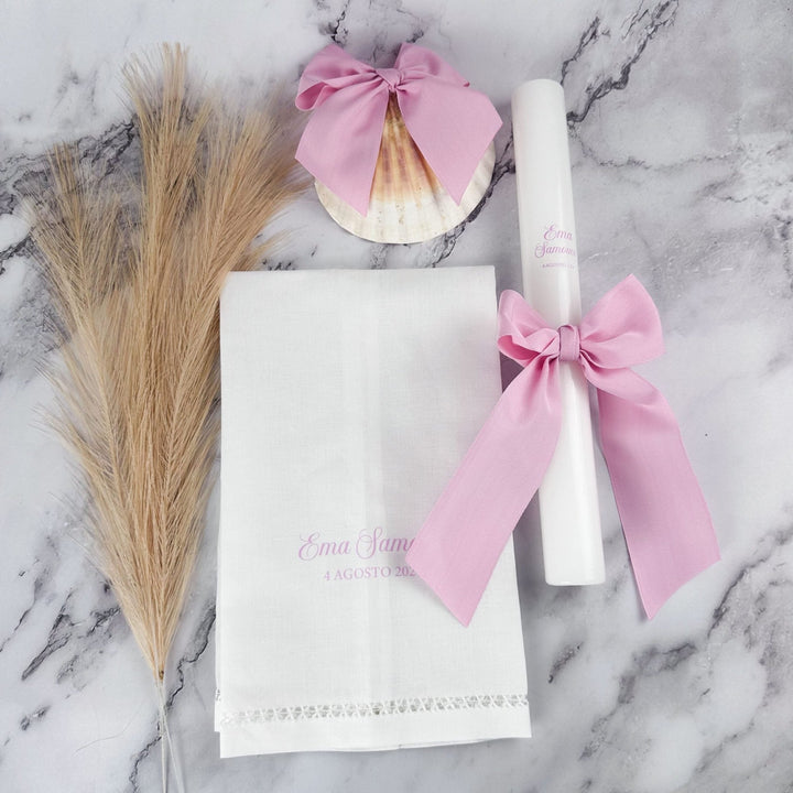 Conjunto Batizado Alegria Gorgurão | Vela · Toalha · Concha - Cutxi Cutxi - Presentes Personalizados