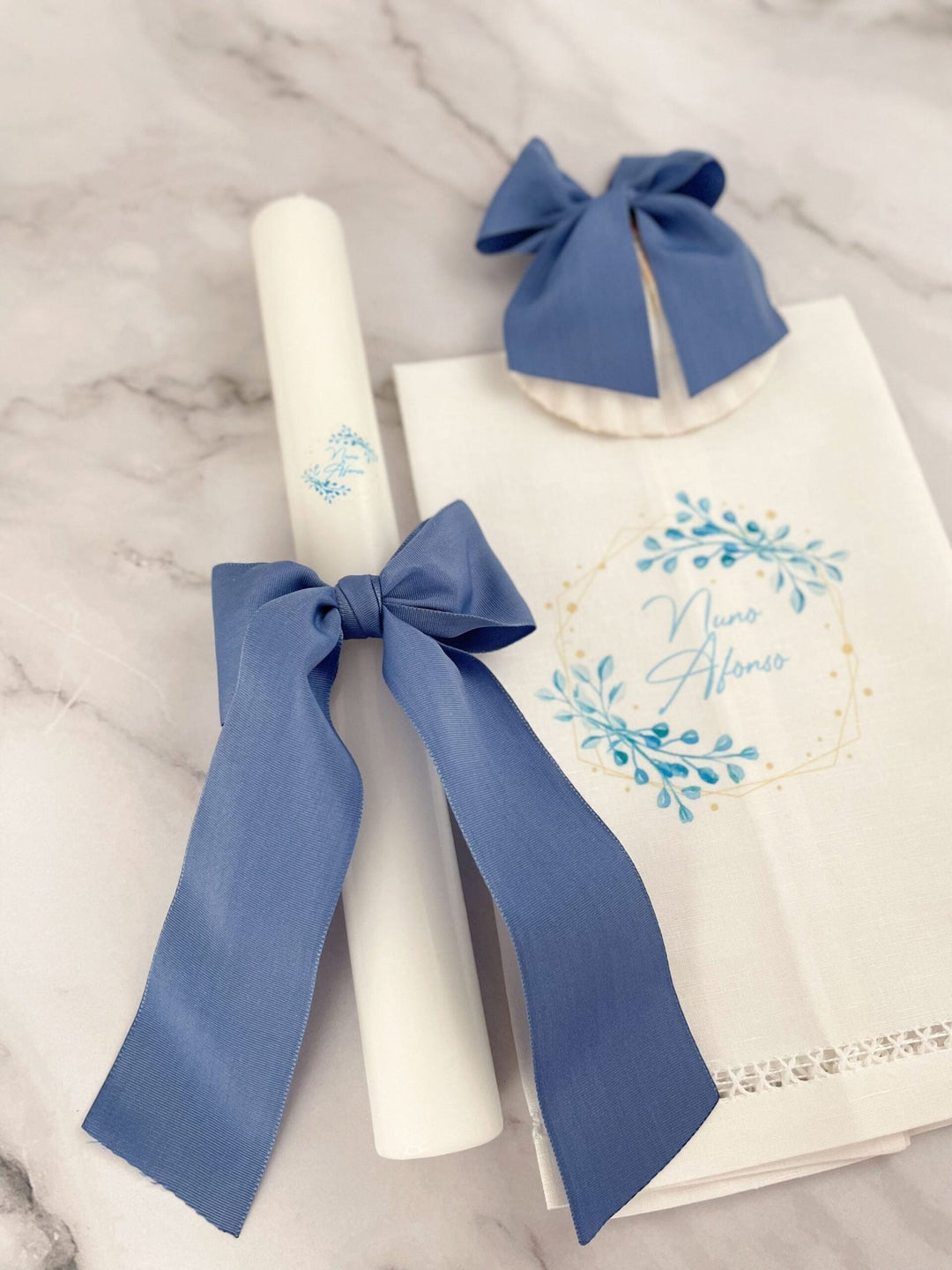 Conjunto Batizado Alegria Gorgurão | Vela · Toalha · Concha - Cutxi Cutxi - Presentes Personalizados