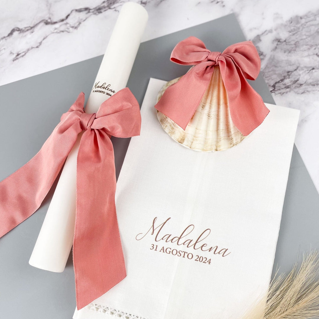 Conjunto Batizado Alegria Gorgurão | Vela · Toalha · Concha - Cutxi Cutxi - Presentes Personalizados