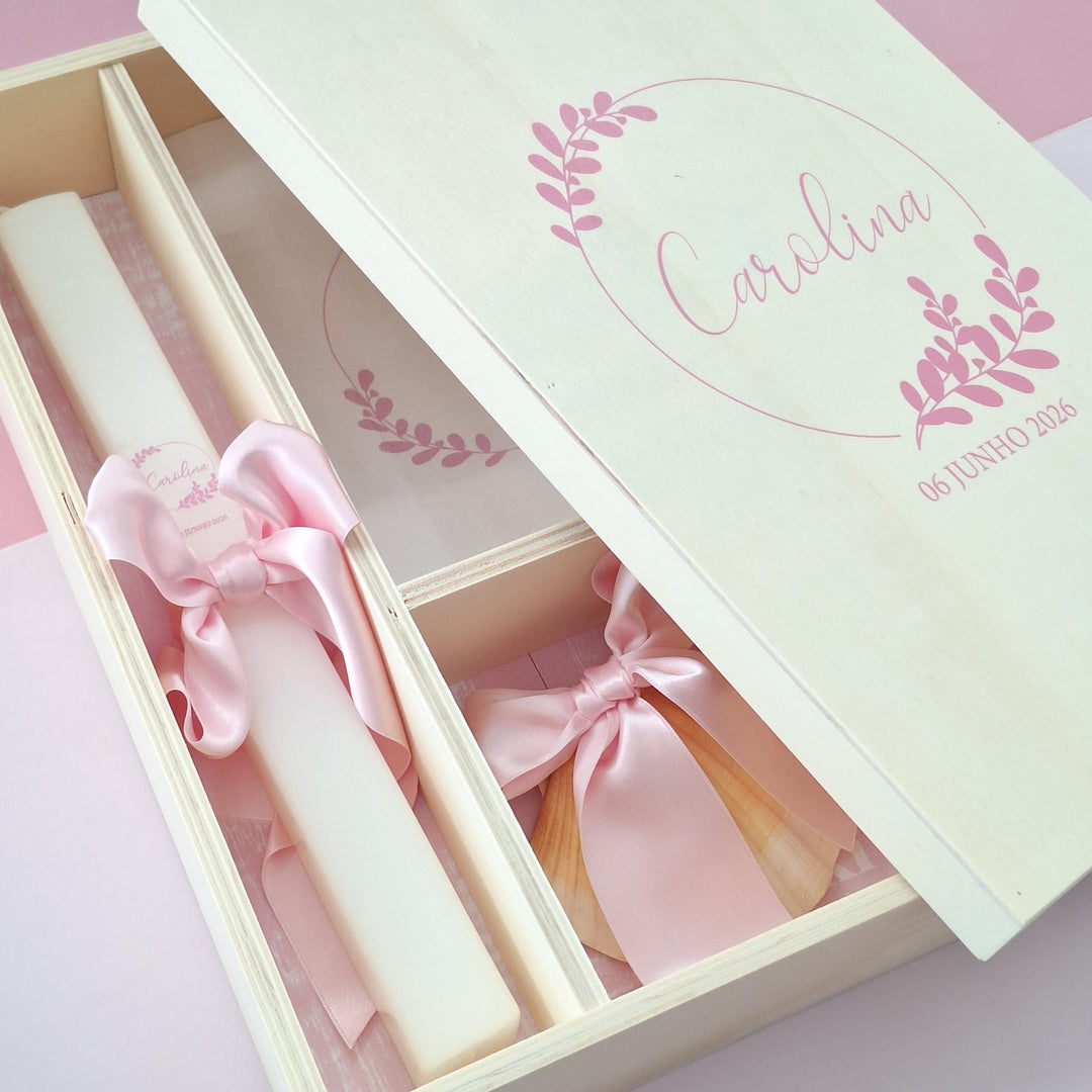 Conjunto Batizado BÊNÇÃO Cetim | 4 peças - vela, toalha, concha, caixa média - Cutxi Cutxi - Presentes Personalizados