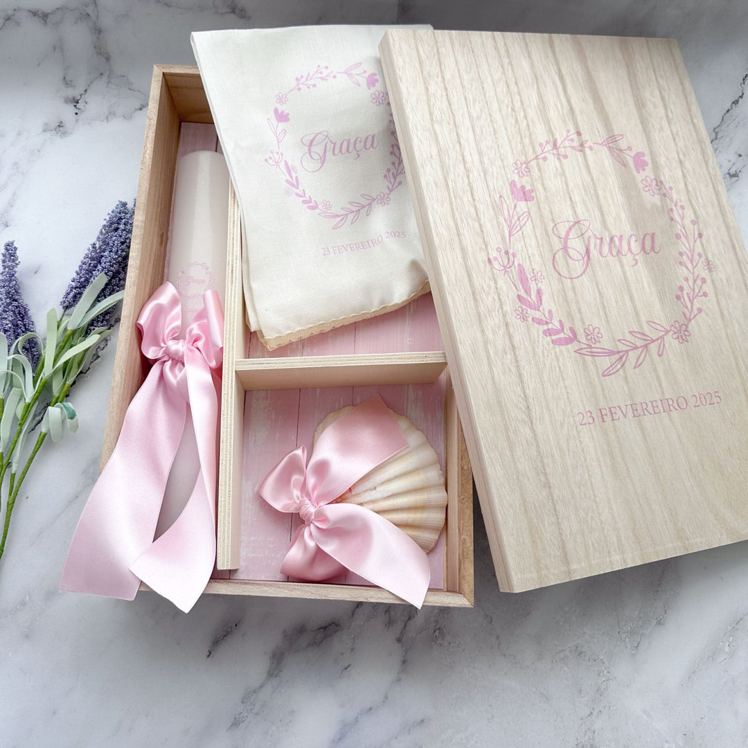 Conjunto Batizado BÊNÇÃO Cetim | 5 peças - vela, toalha, concha, caixa média, lembranças - Cutxi Cutxi - Presentes Personalizados