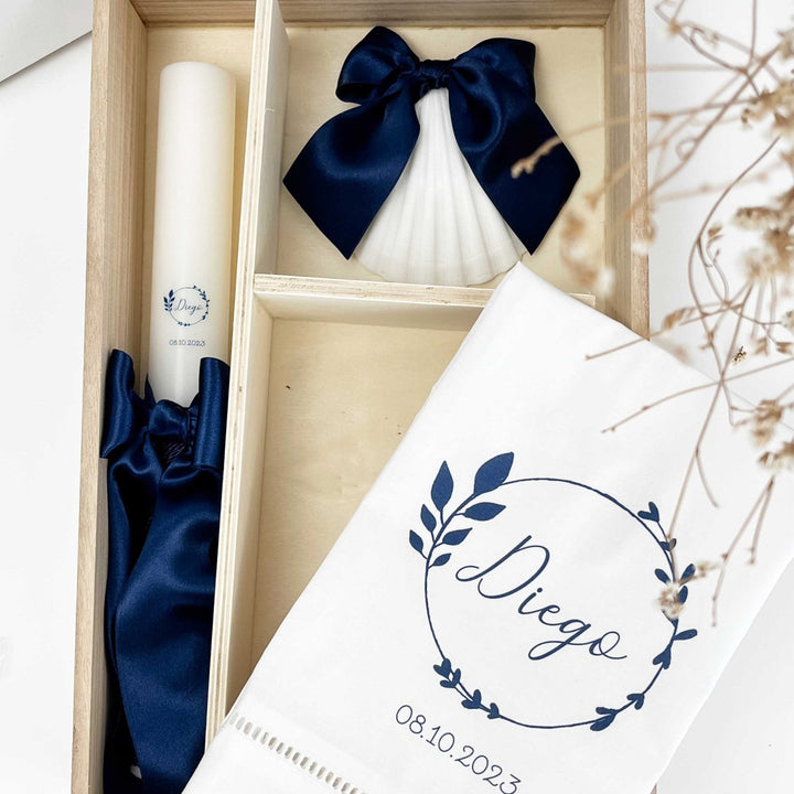 Conjunto Batizado BÊNÇÃO Cetim | 5 peças - vela, toalha, concha, caixa média, lembranças - Cutxi Cutxi - Presentes Personalizados
