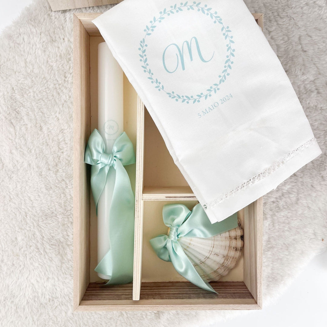 Conjunto Batizado BÊNÇÃO Cetim | 5 peças - vela, toalha, concha, caixa média, lembranças - Cutxi Cutxi - Presentes Personalizados