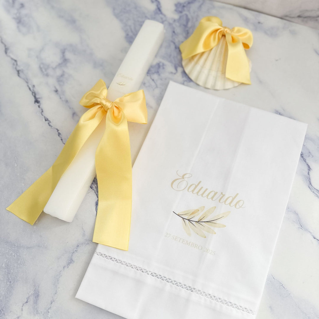 Conjunto Batizado BÊNÇÃO Cetim | 5 peças - vela, toalha, concha, caixa média, lembranças - Cutxi Cutxi - Presentes Personalizados