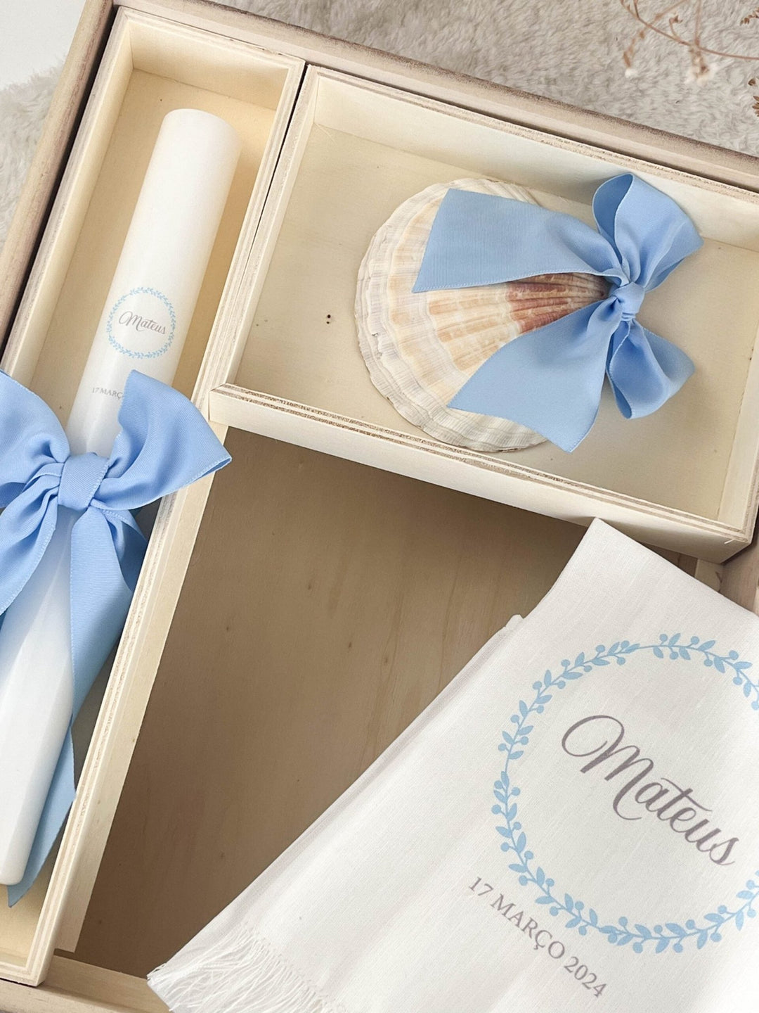 Conjunto Batizado Bênção Gorgurão | Vela · Toalha · Concha · Caixa de madeira grande - Cutxi Cutxi - Presentes Personalizados