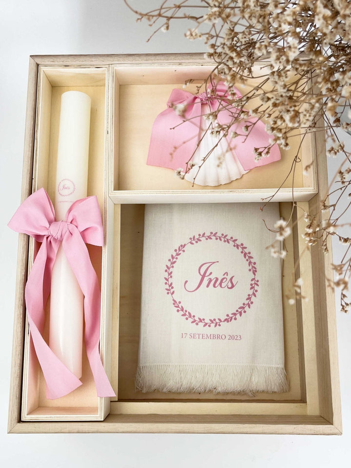 Conjunto Batizado Bênção Gorgurão | Vela · Toalha · Concha · Caixa de madeira grande - Cutxi Cutxi - Presentes Personalizados