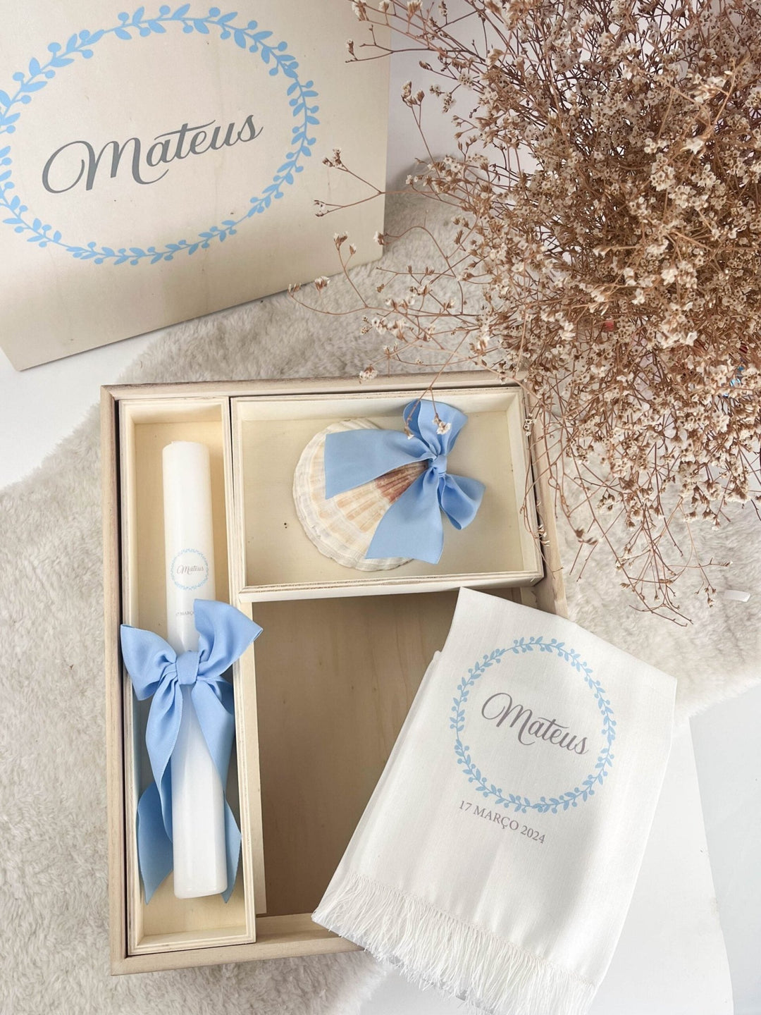 Conjunto Batizado Bênção Gorgurão | Vela · Toalha · Concha · Caixa de madeira grande - Cutxi Cutxi - Presentes Personalizados