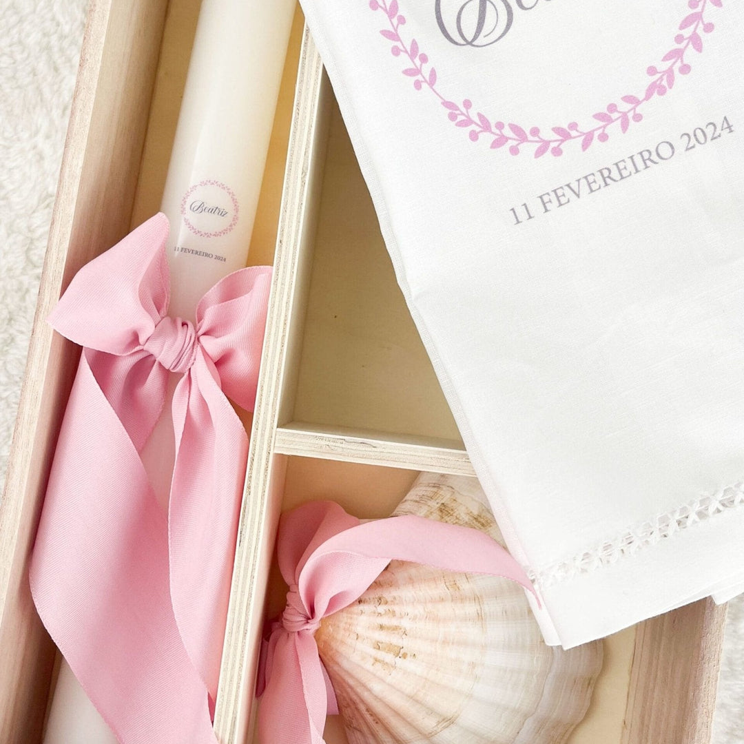 Conjunto Batizado DELUXE NATURE com Vela Concha Toalha e Caixa média - Gorgurão - Cutxi Cutxi - Presentes Personalizados