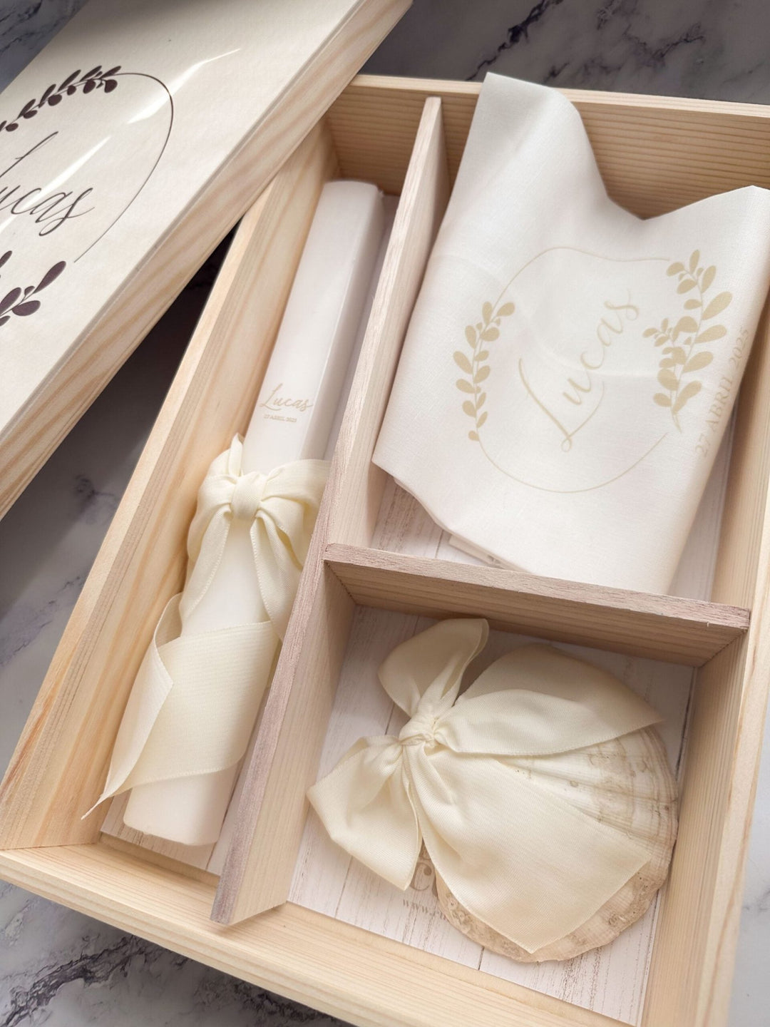 Conjunto Batizado DELUXE NATURE com Vela Concha Toalha e Caixa média - Gorgurão - Cutxi Cutxi - Presentes Personalizados