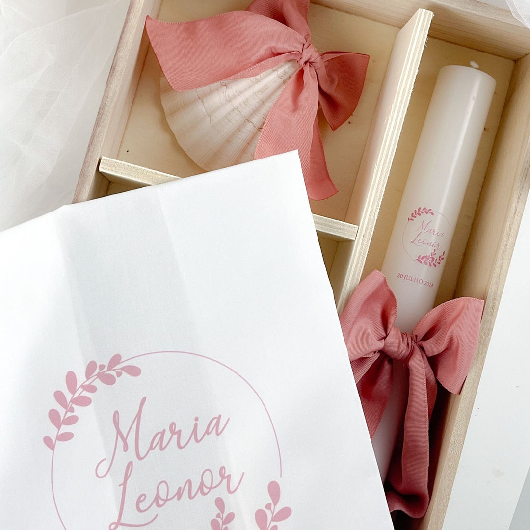 Conjunto Batizado DELUXE NATURE com Vela Concha Toalha e Caixa média - Gorgurão - Cutxi Cutxi - Presentes Personalizados
