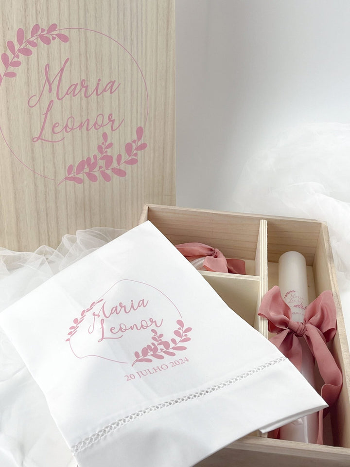 Conjunto Batizado DELUXE NATURE com Vela Concha Toalha e Caixa média - Gorgurão - Cutxi Cutxi - Presentes Personalizados