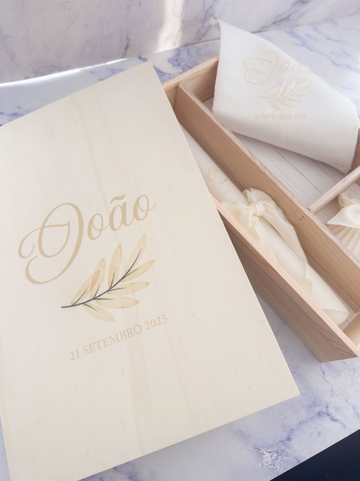 Conjunto Batizado DIVINE NATURE com Vela Concha Toalha Bordada e Caixa média - CETIM - Cutxi Cutxi - Presentes Personalizados