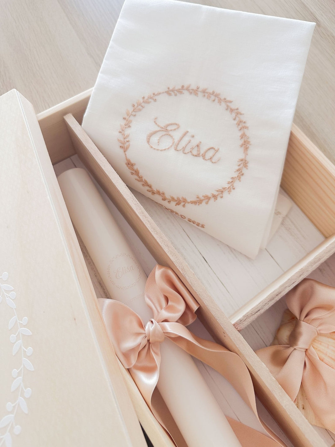 Conjunto Batizado DIVINE NATURE com Vela Concha Toalha Bordada e Caixa média - CETIM - Cutxi Cutxi - Presentes Personalizados