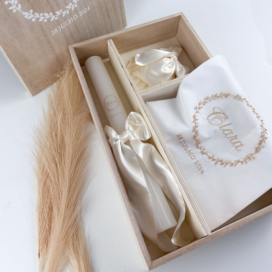 Conjunto Batizado DIVINE NATURE com Vela Concha Toalha Bordada e Caixa média - CETIM - Cutxi Cutxi - Presentes Personalizados