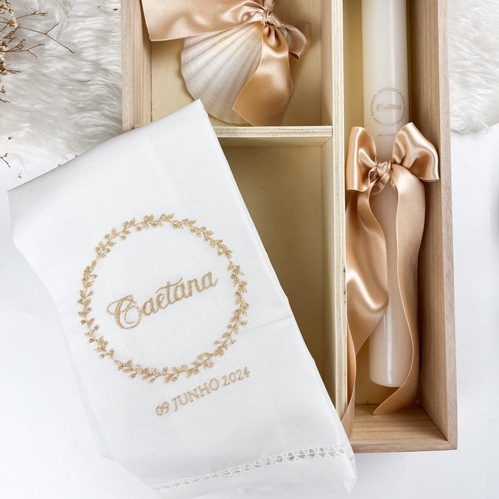 Conjunto Batizado DIVINE NATURE com Vela Concha Toalha Bordada e Caixa média - CETIM - Cutxi Cutxi - Presentes Personalizados