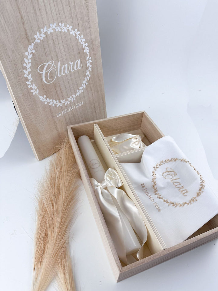 Conjunto Batizado DIVINE NATURE com Vela Concha Toalha Bordada e Caixa média - CETIM - Cutxi Cutxi - Presentes Personalizados