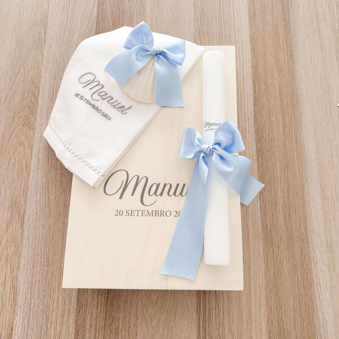Conjunto Batizado DIVINE NATURE com Vela Concha Toalha Bordada e Caixa média - CETIM - Cutxi Cutxi - Presentes Personalizados