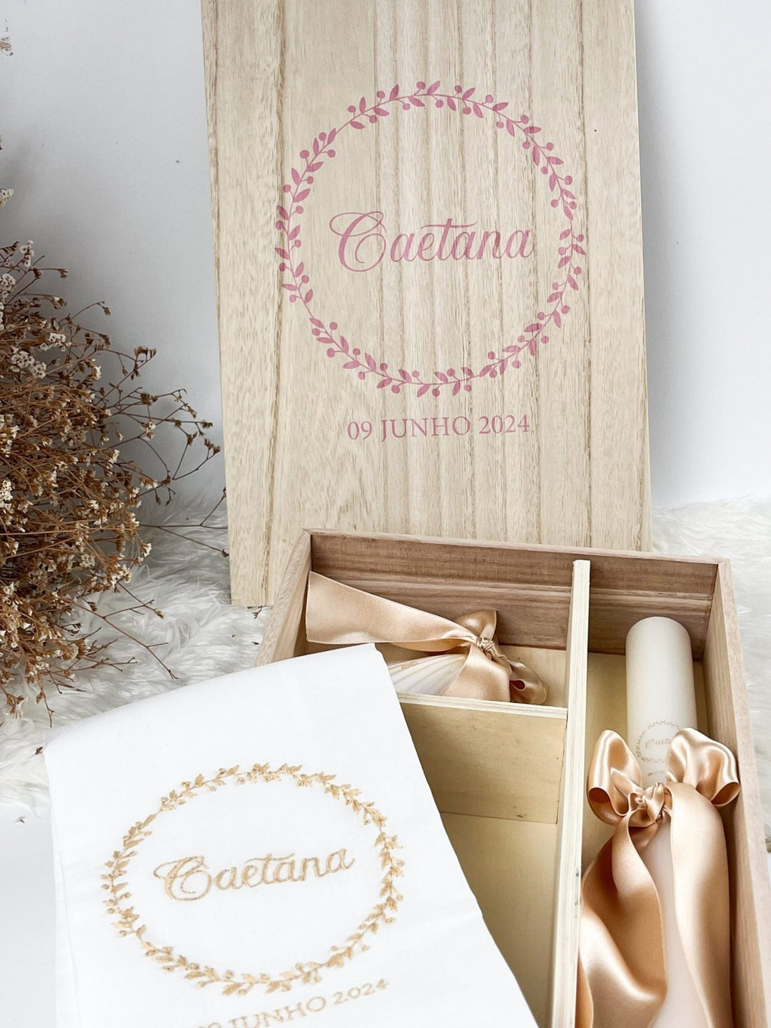 Conjunto Batizado DIVINE NATURE com Vela Concha Toalha Bordada e Caixa média - CETIM - Cutxi Cutxi - Presentes Personalizados