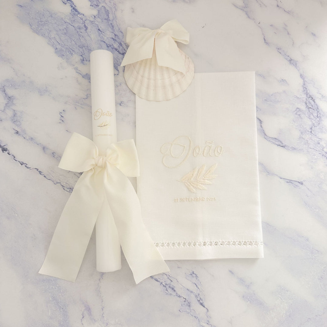 Conjunto Batizado DIVINE NATURE com Vela Concha Toalha Bordada e Caixa média - Gorgurão - Cutxi Cutxi - Presentes Personalizados