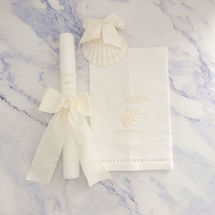 Conjunto Batizado DIVINE NATURE com Vela Concha Toalha Bordada e Caixa média - Gorgurão - Cutxi Cutxi - Presentes Personalizados