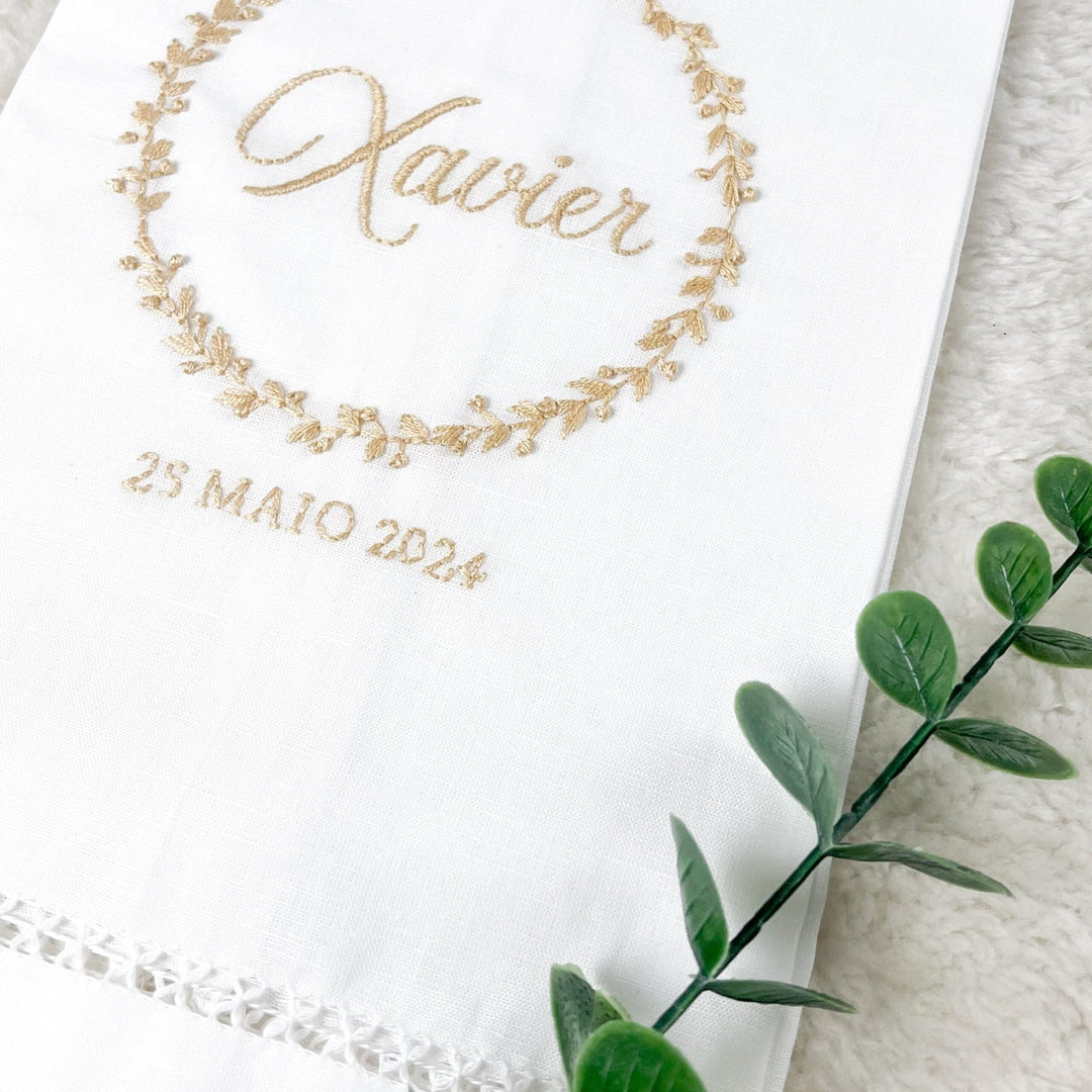 Conjunto Batizado DIVINE NATURE com Vela Concha Toalha Bordada e Caixa média - Gorgurão - Cutxi Cutxi - Presentes Personalizados
