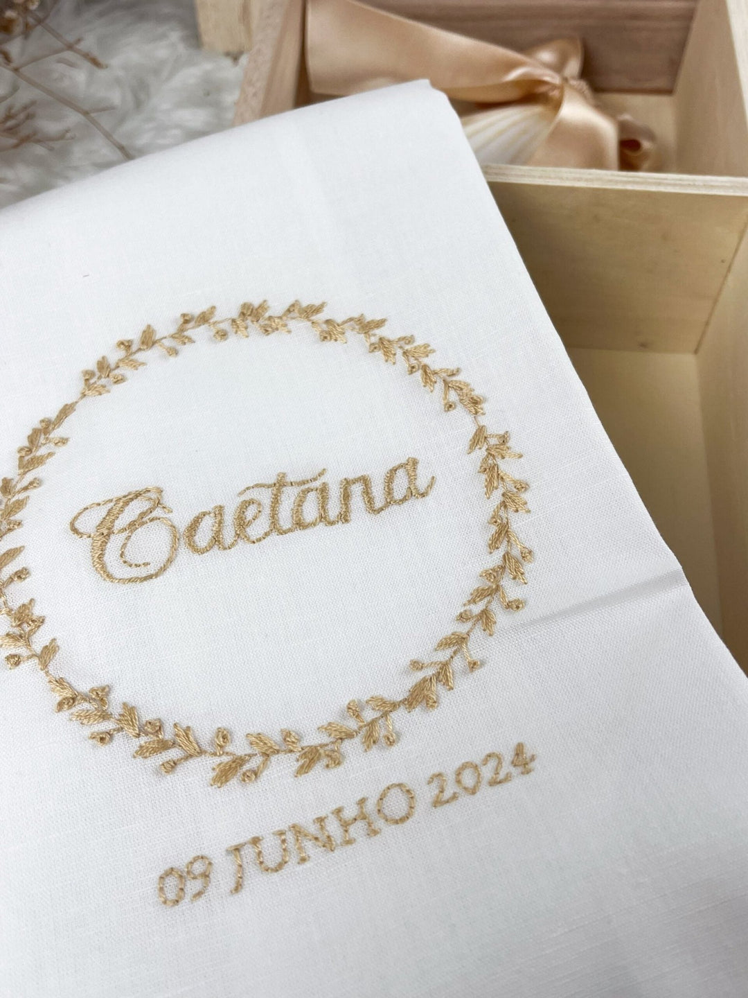 Conjunto Batizado DIVINE NATURE com Vela Concha Toalha Bordada e Caixa média - Gorgurão - Cutxi Cutxi - Presentes Personalizados