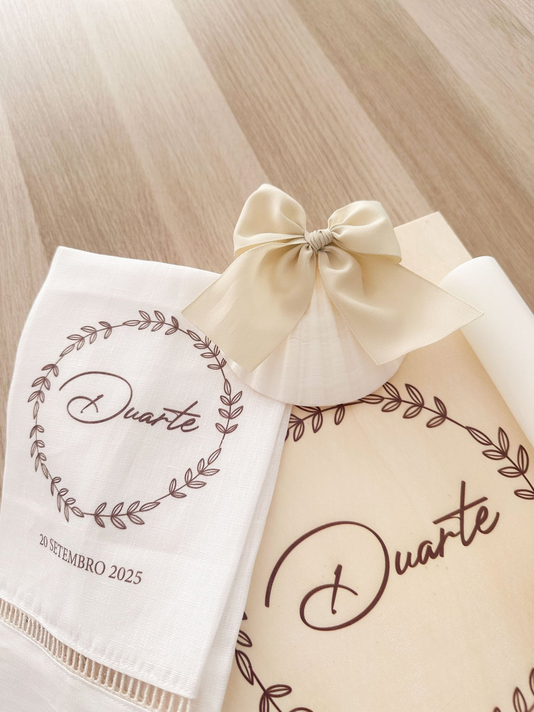 Conjunto Batizado DIVINE NATURE com Vela Concha Toalha Bordada e Caixa média - Gorgurão - Cutxi Cutxi - Presentes Personalizados