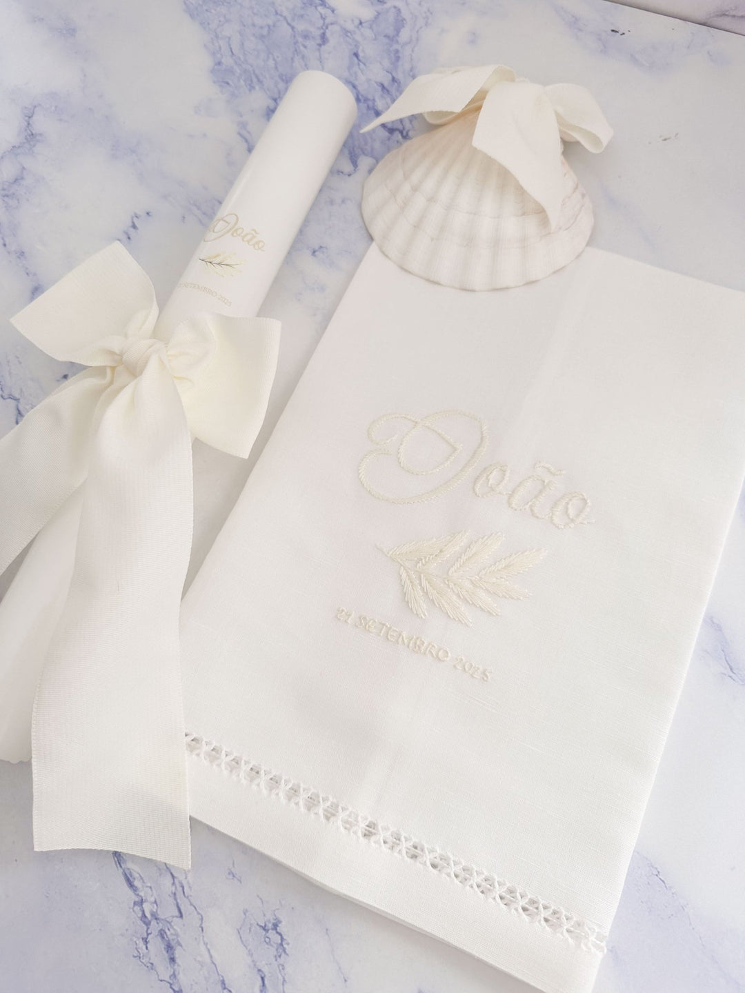 Conjunto Batizado DIVINE NATURE com Vela Concha Toalha Bordada e Caixa média - Gorgurão - Cutxi Cutxi - Presentes Personalizados