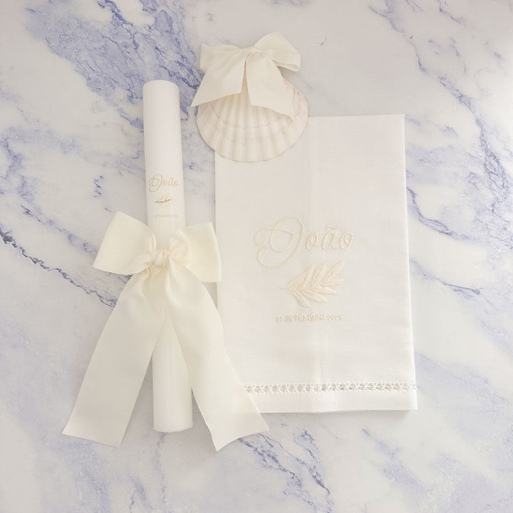 Conjunto Batizado DIVINE NATURE com Vela Concha Toalha Bordada e Caixa média - Gorgurão - Cutxi Cutxi - Presentes Personalizados