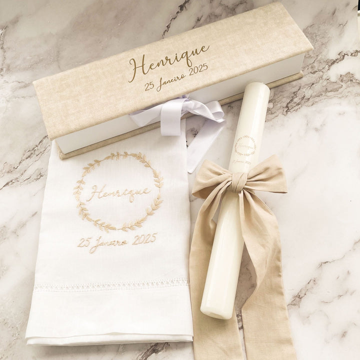 Conjunto Batizado Linho Deluxe | 4 peças Vela · Toalha bordada à mão · Caixa em veludo · Album em veludo - Cutxi Cutxi - Presentes Personalizados