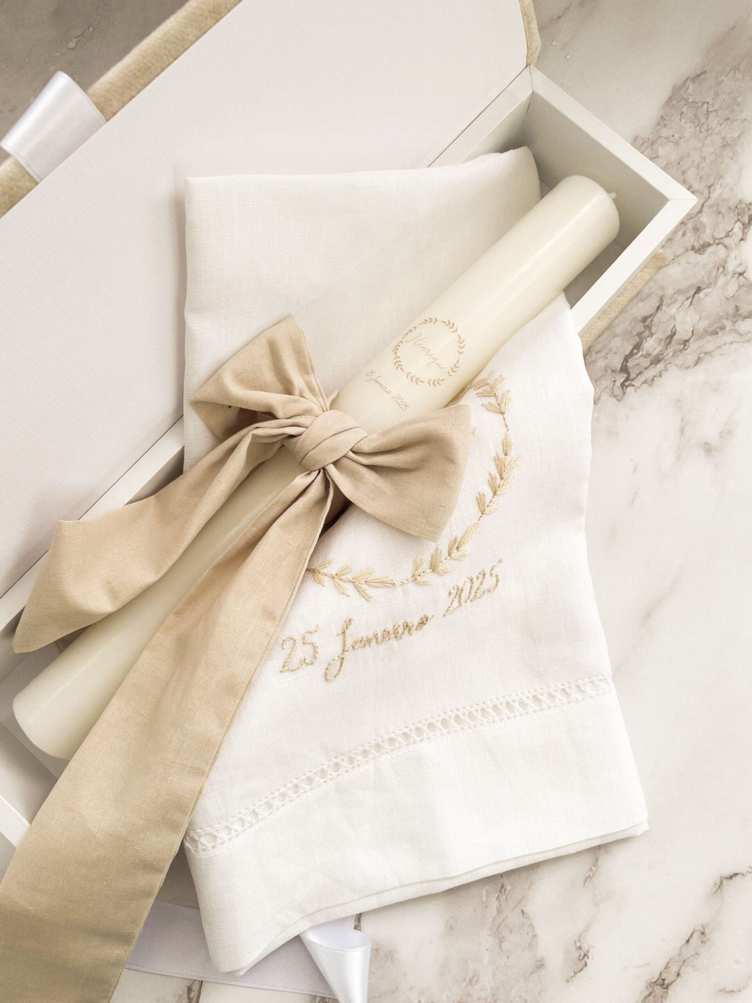 Conjunto Batizado Linho Deluxe | 4 peças Vela · Toalha bordada à mão · Caixa em veludo · Album em veludo - Cutxi Cutxi - Presentes Personalizados
