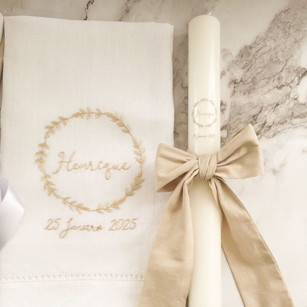 Conjunto Batizado Linho Deluxe | 4 peças Vela · Toalha bordada à mão · Caixa em veludo · Album em veludo - Cutxi Cutxi - Presentes Personalizados