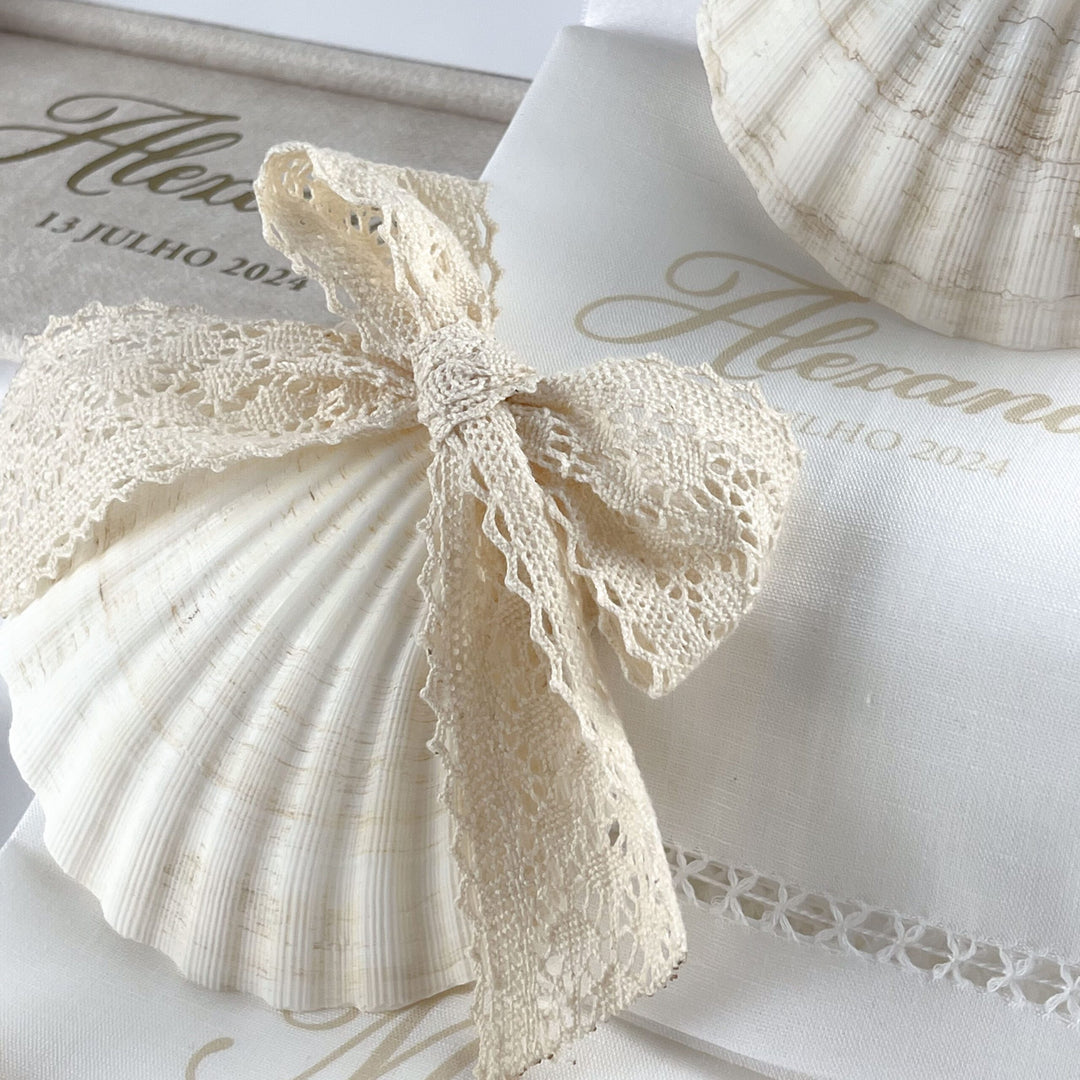 Conjunto para Batizado coleção Poema Delux | com Vela, Concha, Toalha, Caixa em Veludo