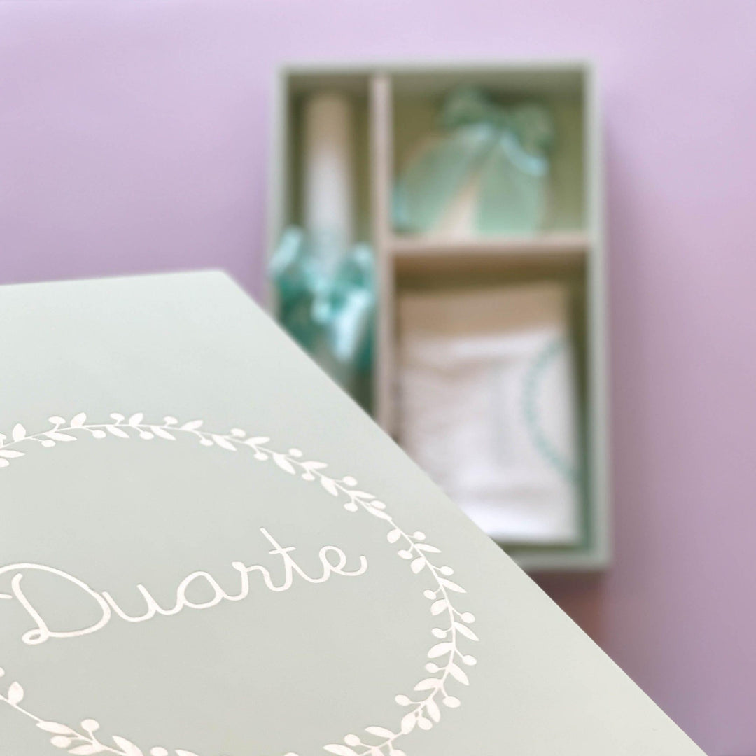 Conjunto Batizado Luz Grande | Vela · Toalha · Concha · Caixa grande pintada à mão - Cutxi Cutxi - Presentes Personalizados