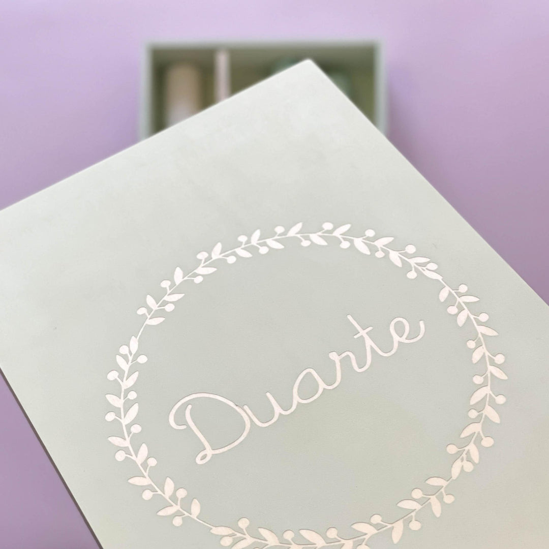 Conjunto Batizado Luz Grande | Vela · Toalha · Concha · Caixa grande pintada à mão - Cutxi Cutxi - Presentes Personalizados