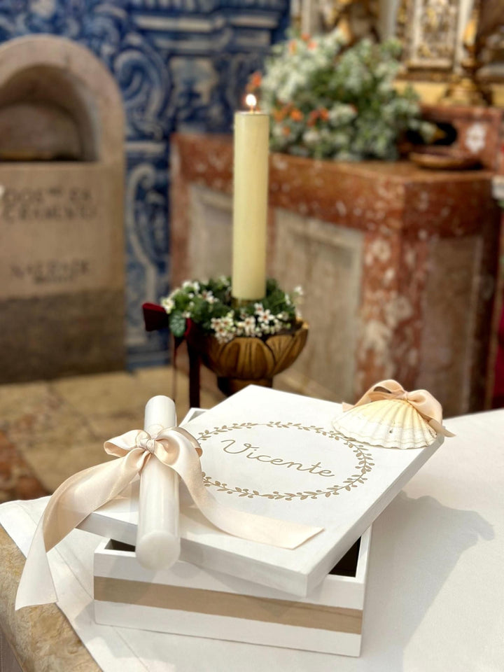 Conjunto Batizado Luz Grande | Vela · Toalha · Concha · Caixa grande pintada à mão - Cutxi Cutxi - Presentes Personalizados