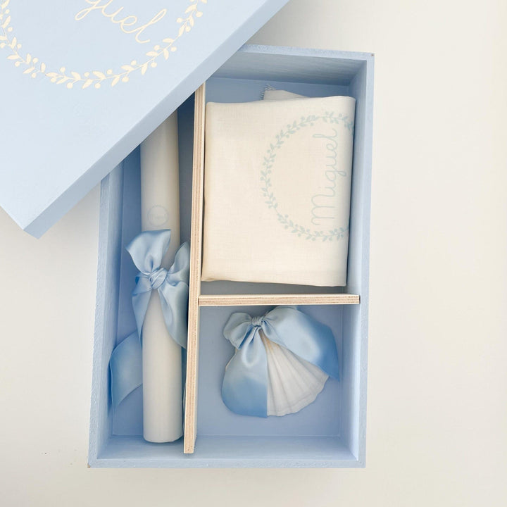 Conjunto Batizado Luz | Vela · Toalha · Concha · Caixa pintada à mão - Cutxi Cutxi - Presentes Personalizados