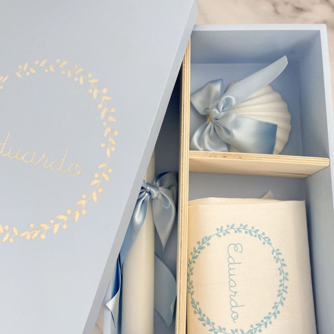 Conjunto Batizado Luz | Vela · Toalha · Concha · Caixa pintada à mão - Cutxi Cutxi - Presentes Personalizados