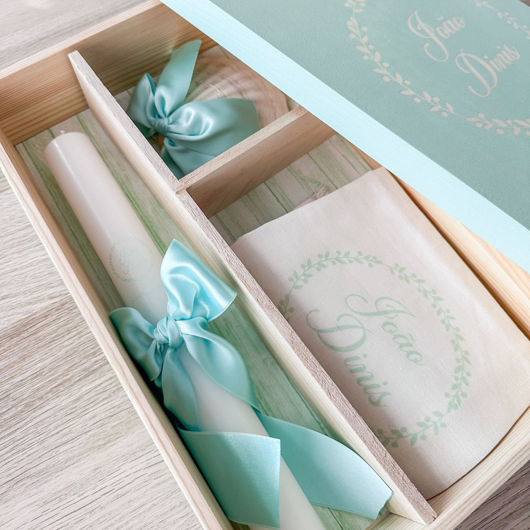 Conjunto Batizado Luz | Vela · Toalha · Concha · Caixa pintada à mão - Cutxi Cutxi - Presentes Personalizados