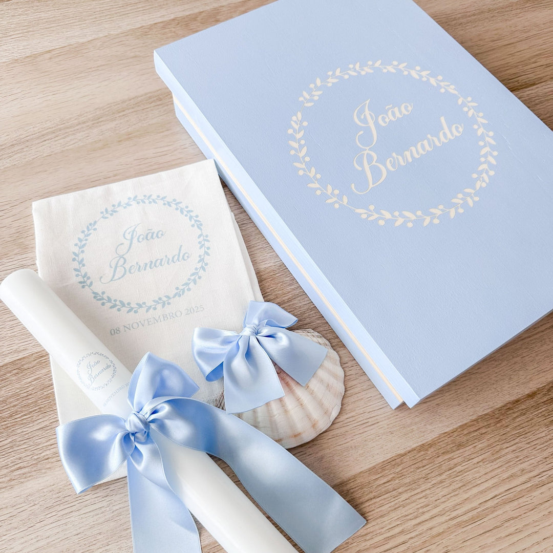 Conjunto Batizado Luz | Vela · Toalha · Concha · Caixa pintada à mão - Cutxi Cutxi - Presentes Personalizados
