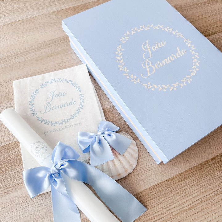 Conjunto Batizado Luz | Vela · Toalha · Concha · Caixa pintada à mão - Cutxi Cutxi - Presentes Personalizados