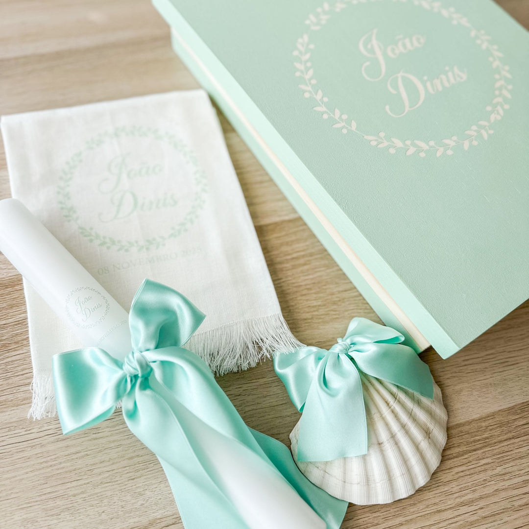 Conjunto Batizado Luz | Vela · Toalha · Concha · Caixa pintada à mão - Cutxi Cutxi - Presentes Personalizados