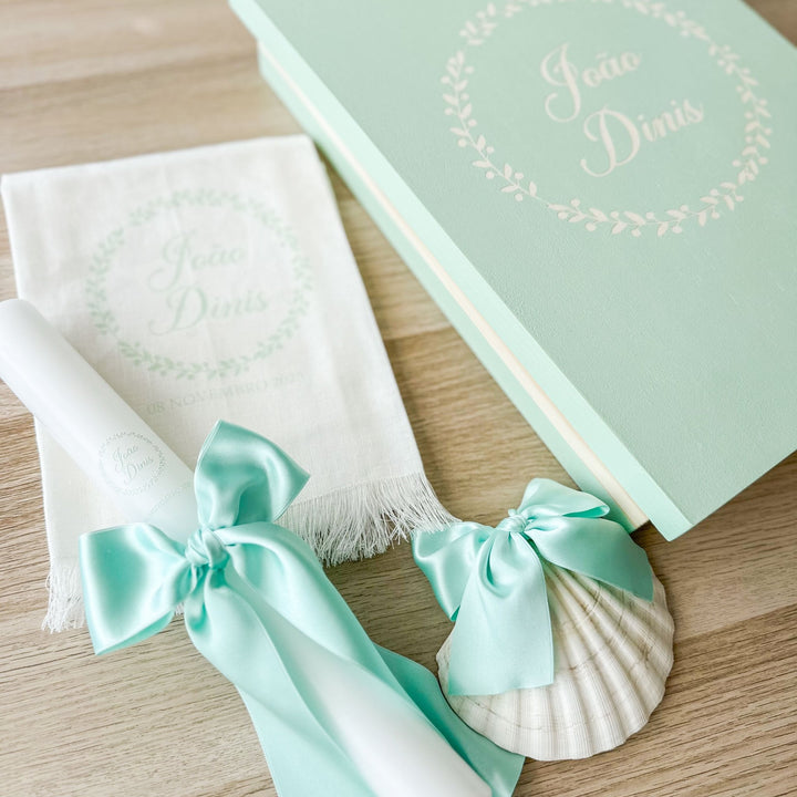 Conjunto Batizado Luz | Vela · Toalha · Concha · Caixa pintada à mão - Cutxi Cutxi - Presentes Personalizados