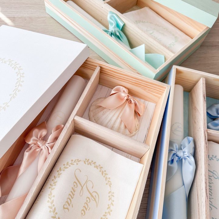 Conjunto Batizado Luz | Vela · Toalha · Concha · Caixa pintada à mão - Cutxi Cutxi - Presentes Personalizados