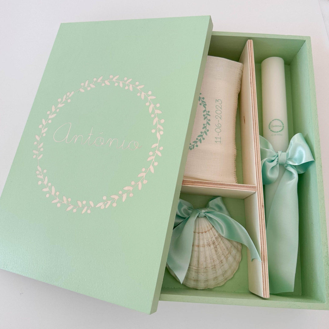 Conjunto Batizado Luz | Vela · Toalha · Concha · Caixa pintada à mão - Cutxi Cutxi - Presentes Personalizados